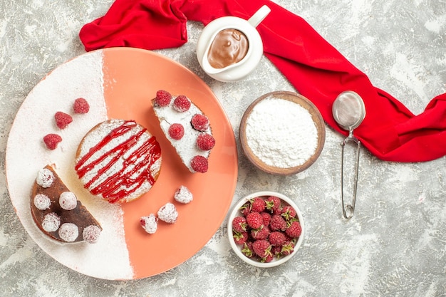 大理石の背景の側面にチョコレート茶ふるいベリーと赤いナプキンと甘いデザートのプレートの上面拡大図