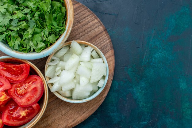 진한 파란색 책상 음식 저녁 식사 야채 접시에 채소와 신선한 야채 토마토와 양파 슬라이스 상위 뷰 닫기