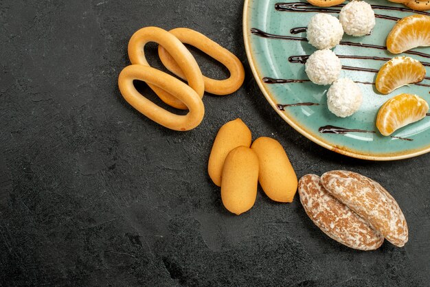 Top close view sweet biscuits with candies on grey table biscuit sweet cookies