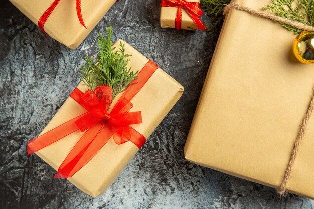 회색 배경에 상위 닫기 보기 크리스마스 선물 작은 선물 소나무 가지