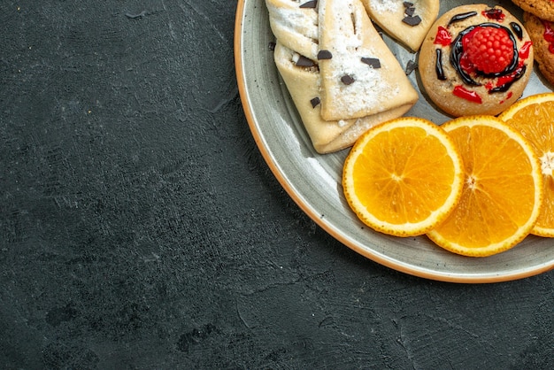 어두운 표면 과일 달콤한 케이크 파이 차 설탕에 과일 파이와 오렌지 조각이있는 최고 가까이보기 맛있는 쿠키