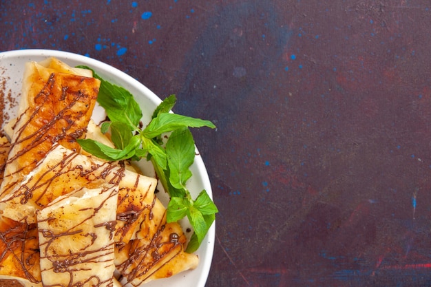 Free photo top close view yummy sweet pastries sliced inside plate on dark space