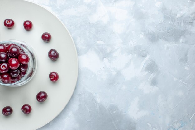 сверху ближе вид свежей вишни внутри тарелки на белом столе фрукты кислые ягоды витамин лето