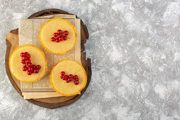 Сверху вдалеке торт с клюквой вкуснятина запеченная на светлом фоне торт бисквит сахарный сладкий