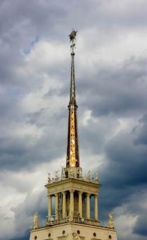 La cima della torre eiffel con il cielo