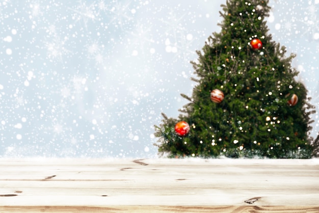 아름 다운 크리스마스 트리 빈 나무 테이블의 상단