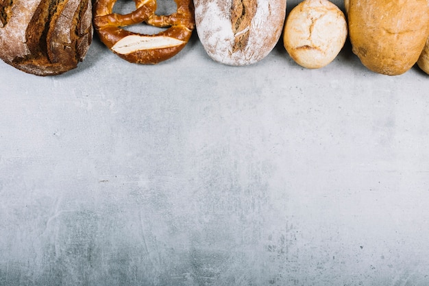 Fila superiore realizzata con diversi tipi di pane su sfondo grunge