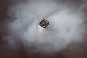Free photo the top of the tallest building in san francisco enveloped with clouds