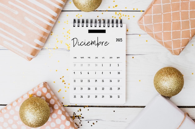 Бесплатное фото Вид сверху декабрьский календарь 2023 года с глобусами