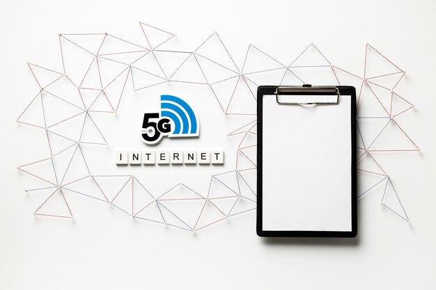 5g Wi-Fi 기호 및 클립 보드의 상위 뷰