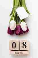Foto gratuita vista dall'alto 8 marzo lettering con tulipani