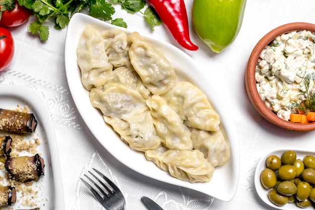 Бесплатное фото Вид сверху традиционное азербайджанское блюдо гюрза с оливками и зеленью