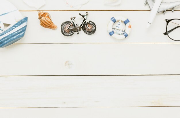 Вид сверху аксессуары для путешествий beach.vintage парусник с велосипедом на деревянном фоне.