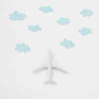 Foto gratuita giocattolo dell'aeroplano di vista superiore con le nuvole
