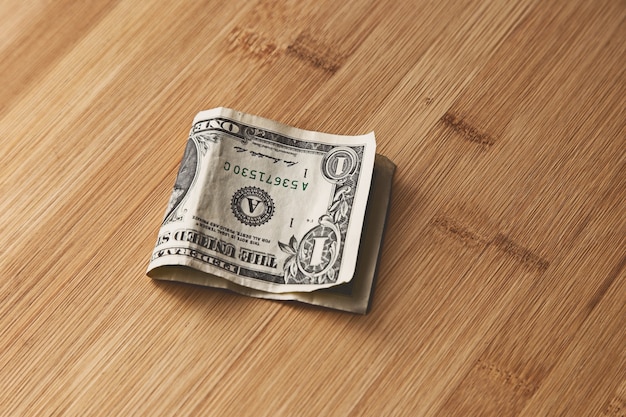 вид сверху американской долларовой банкноты на деревянной поверхности