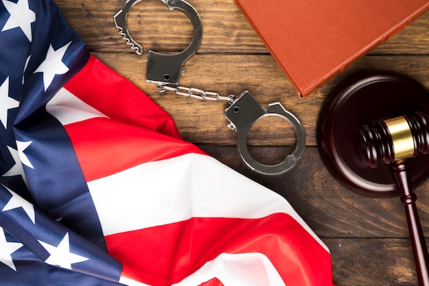 Free photo top view american flag with handcuffs and gavel