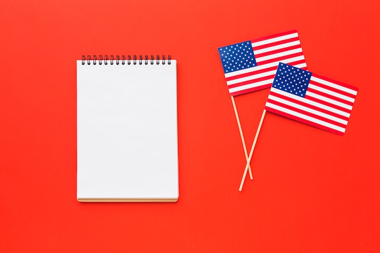 無料Photo ノートブックとアメリカの国旗のトップビュー