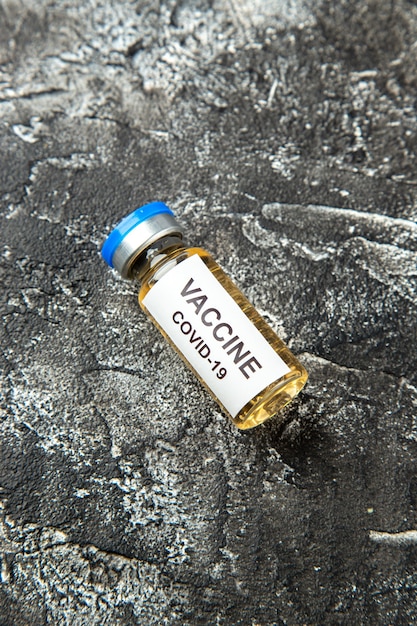 灰色の背景の小さなフラスコにあるトップビューのウイルス対策ワクチン健康科学研究所パンデミックウイルス隔離病院