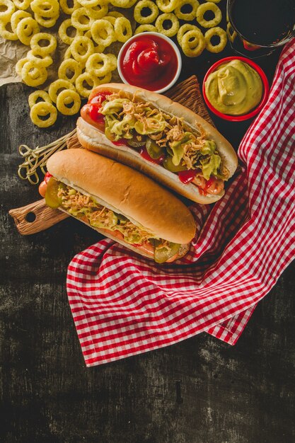 食欲をそそるホットドッグとオニオンリングのトップビュー