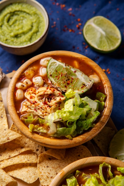 식욕을 돋 우는 pozole 그릇에 상위 뷰