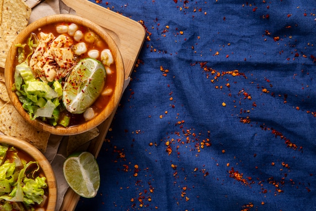 식욕을 돋 우는 pozole 그릇에 상위 뷰