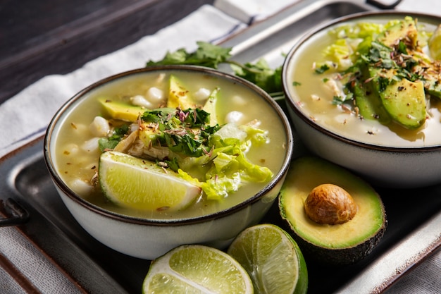 Foto gratuita vista dall'alto sull'appetitosa ciotola di pozole