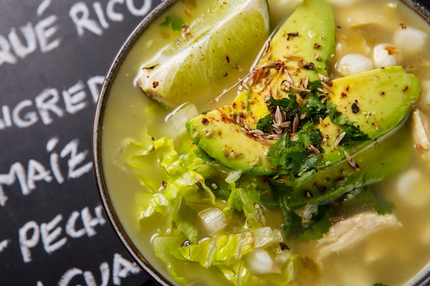 Foto gratuita vista dall'alto sull'appetitosa ciotola di pozole