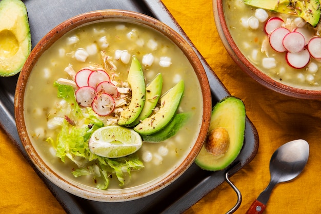 식욕을 돋 우는 pozole 그릇에 상위 뷰