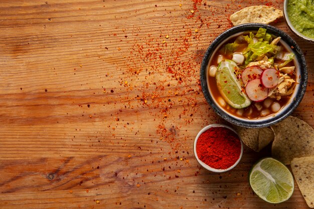 식욕을 돋 우는 pozole 그릇에 상위 뷰