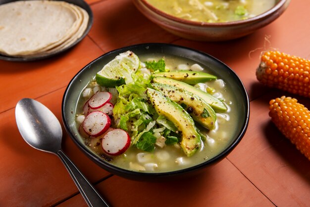 식욕을 돋 우는 pozole 그릇에 상위 뷰