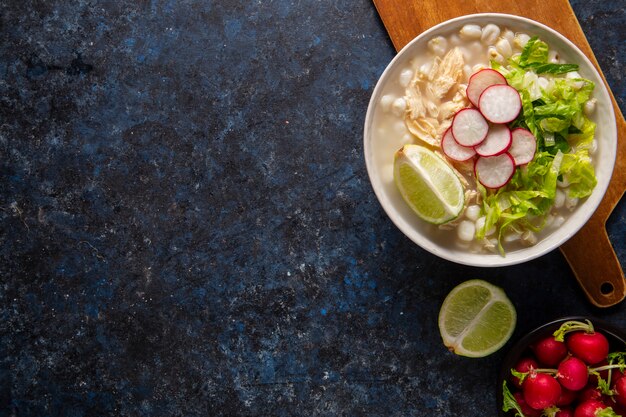 식욕을 돋 우는 pozole 그릇에 상위 뷰