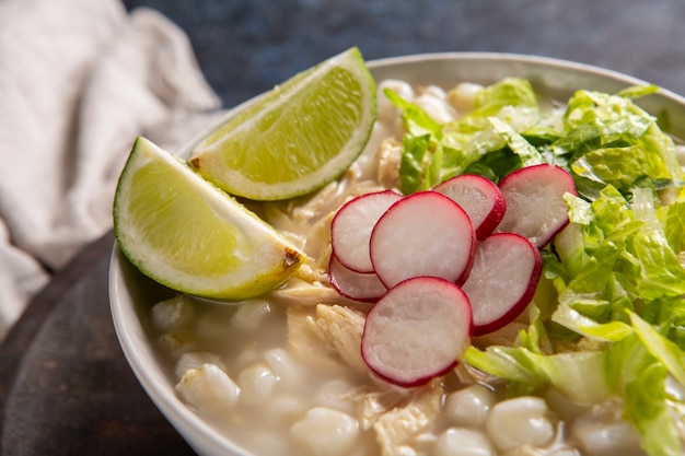 식욕을 돋 우는 pozole 그릇에 상위 뷰