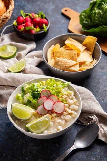 식욕을 돋 우는 pozole 그릇에 상위 뷰