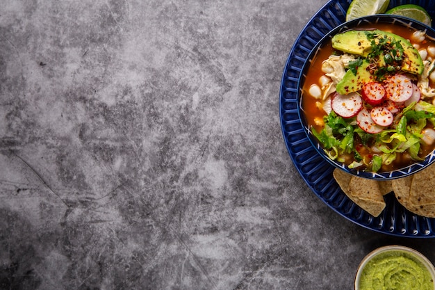 Foto gratuita vista dall'alto sull'appetitosa ciotola di pozole