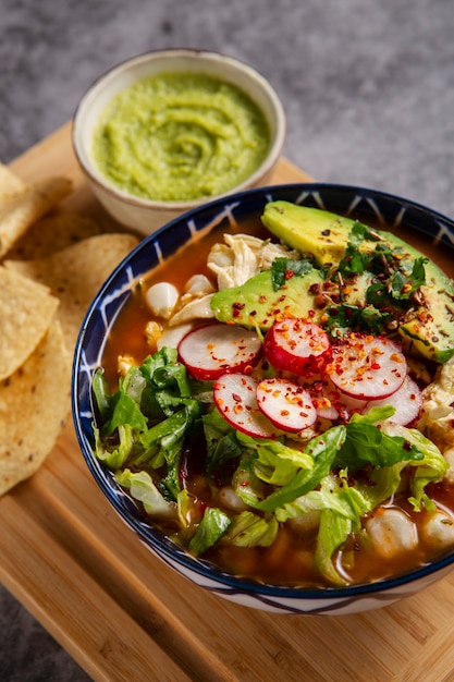 식욕을 돋 우는 pozole 그릇에 상위 뷰