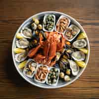 Foto gratuita vista dall'alto di un appetitoso mix di frutti di mare su un tavolo di legno
