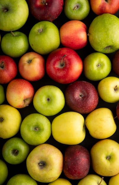 Вид сверху яблочный микс зеленых желтых и красных яблок