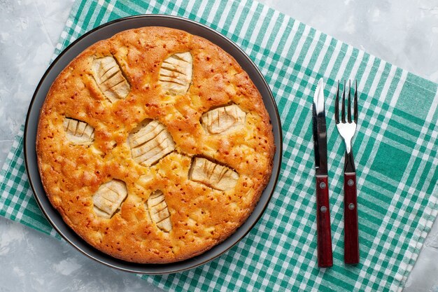 明るい背景の鍋の中のトップビューアップルパイシュガーケーキビスケットパイ甘い焼き