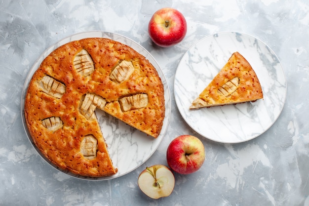 明るい背景にリンゴとプレートの内側の上面図アップルパイシュガーケーキビスケットパイ甘い焼き