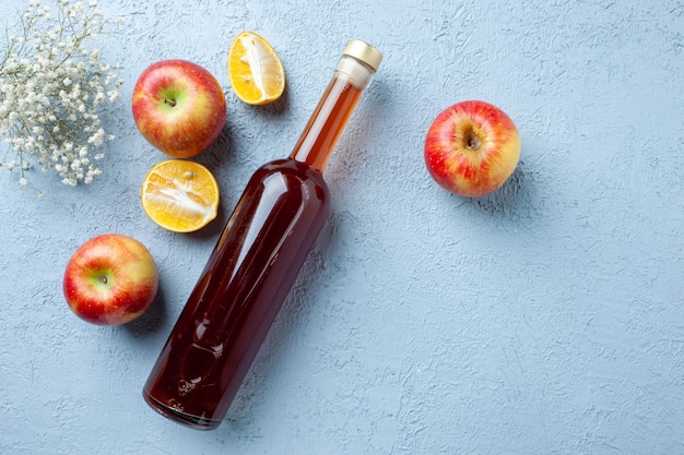 Free photo top view apple vinegar in bottle on white background juice fruit color photo fresh drink sour food