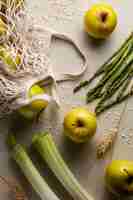 Free photo top view apples and asparagus arrangement