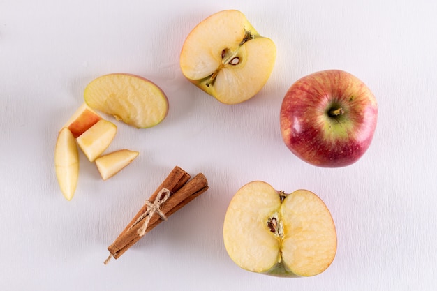 Foto gratuita mele di vista superiore tagliate a metà con cannella