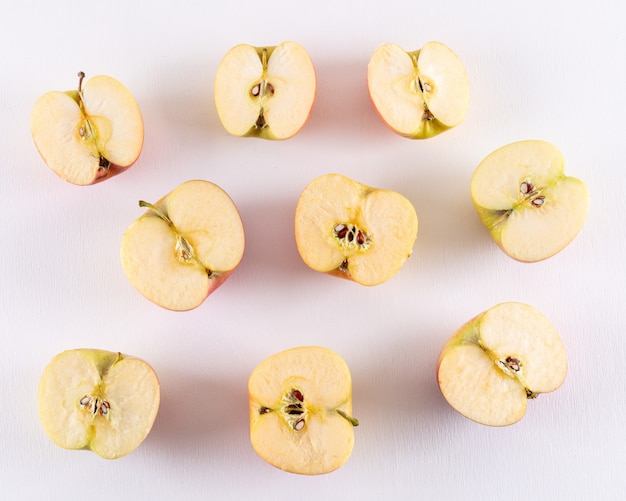 Free photo top view apples half sliced