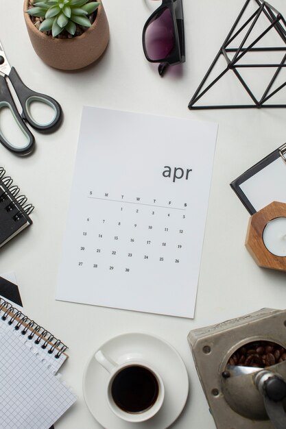 Вид сверху апрельский календарь и чашка кофе