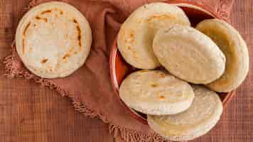 Foto gratuita vista dall'alto di arepas nella ciotola con un panno