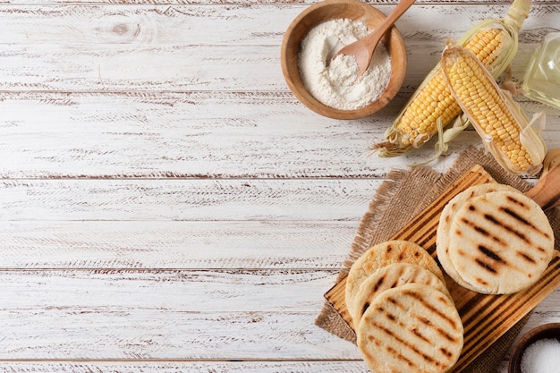 Foto gratuita vista dall'alto arepas e disposizione del mais