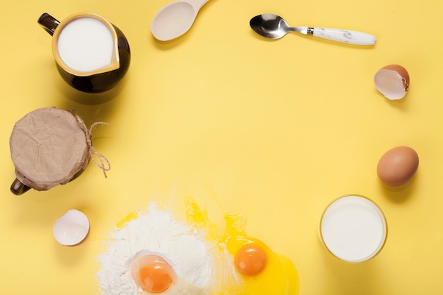 Foto gratuita disposizione di vista superiore di diversi ingredienti su sfondo giallo con spazio di copia