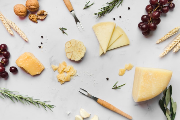 Foto gratuita disposizione vista dall'alto di diversi tipi di formaggio