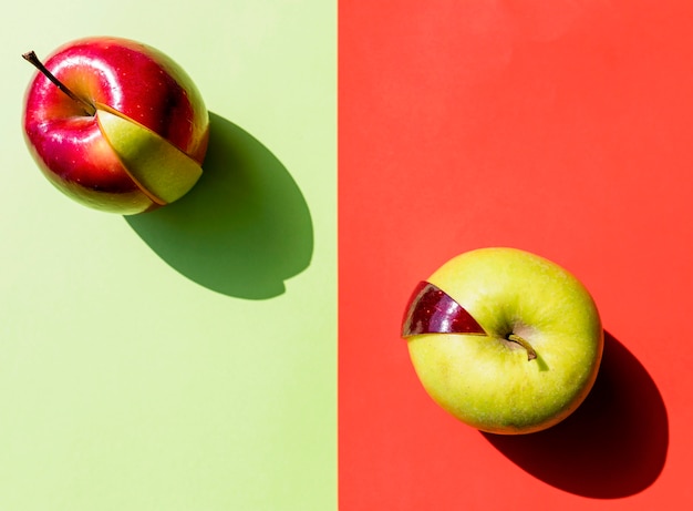 Вид сверху расположение красных и зеленых яблок