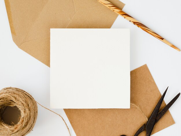 白と茶色の封筒の平面図の配置